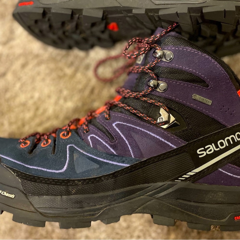 Women’s Size 8 Salomon Gortex Hiking Boot